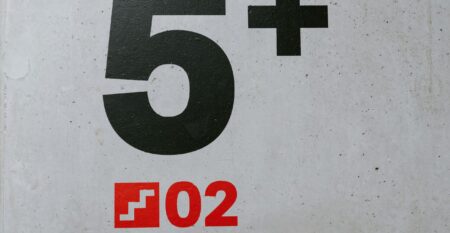 claudio-schwarz-Q4QqQu1sHLs-unsplash